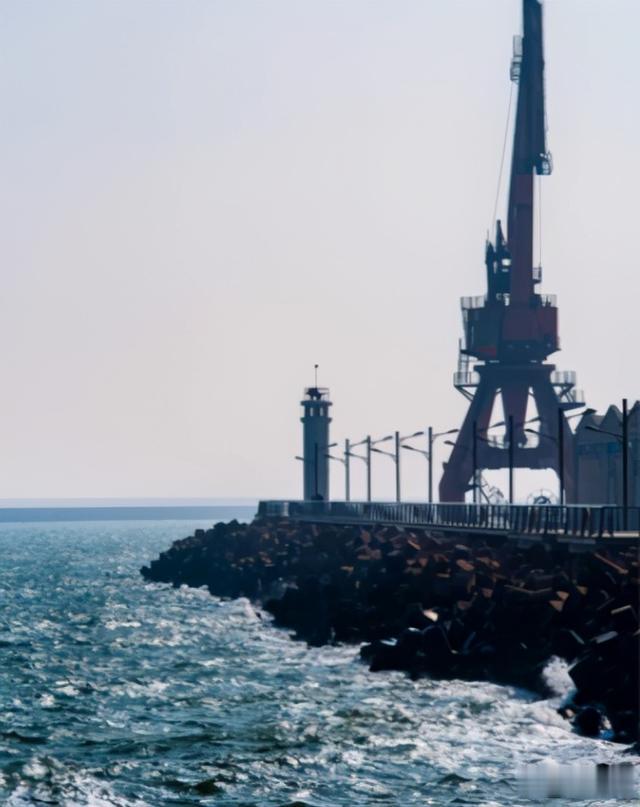 广州日报大洋网|女子穿日式和服在历史港口照相，路人痛骂：你是不是中国人？官方发话