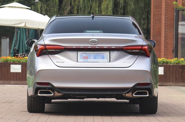 「丰田」丰田又成功了！30万的车换个壳降10万，上市后就成了销量冠军