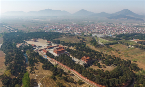 乾隆|乾隆陵墓旧照:尸骨被孙殿英敲碎扔臭水里,乾隆真容像一个明星