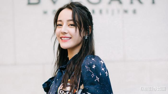 「王一博」迪丽热巴新剧光脚走路，特写镜头给到脚趾后，网友：连脚上也做美甲？