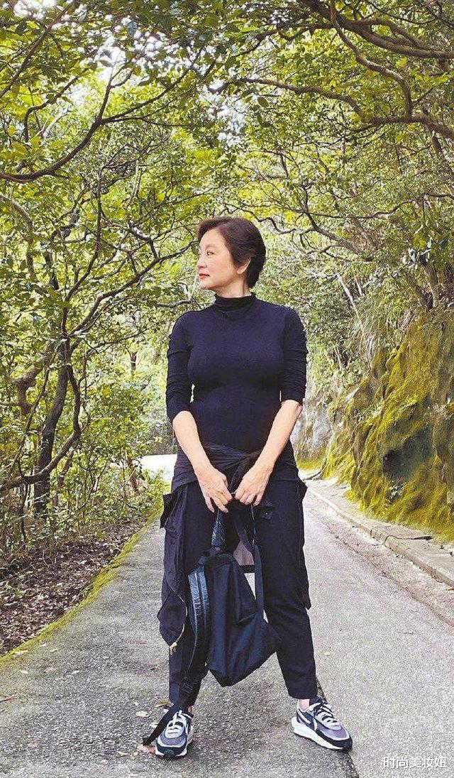 林青霞|65岁林青霞与好友爬山，穿黑色休闲装配短发，自然老去气质出众