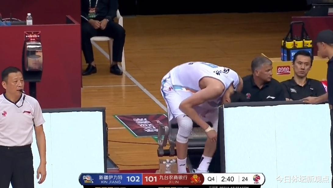 周琦|太累了！周琦下场休息，一个手势助教赶紧让座，少走两步多歇几秒