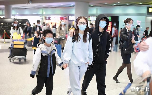 穿衣搭配|刘芸只顾打扮自己，9岁儿子衣服小到露肚腩，双肩耷拉仪态像郑钧