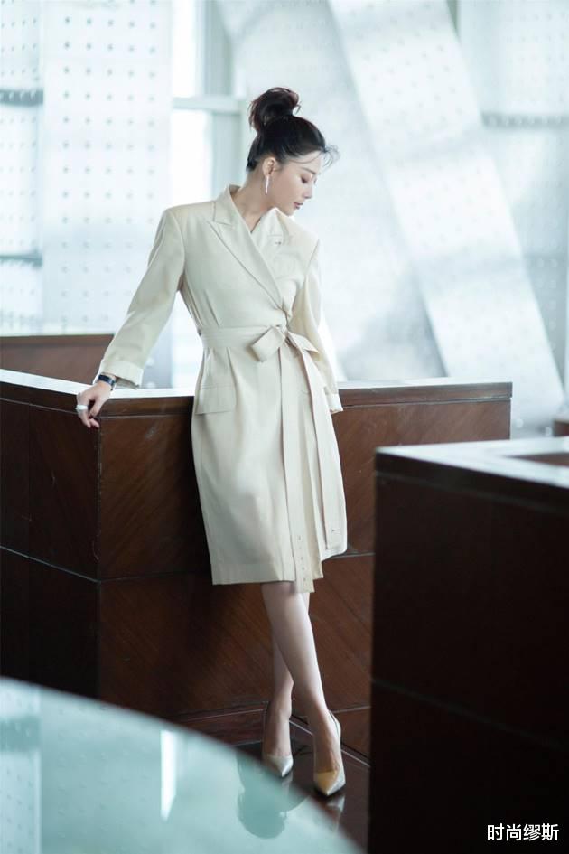 马尾辫|殷桃为了“装嫩”拼了，马尾辫扎到头顶，穿西服裙大气又减龄