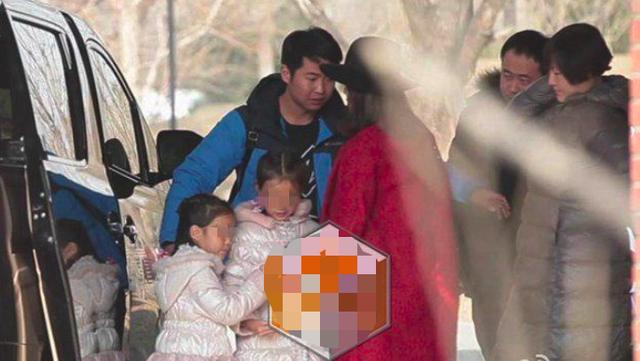 佟大为|佟大为一家五口合照曝光，却被指重男轻女，二胎女儿身份曾引猜疑