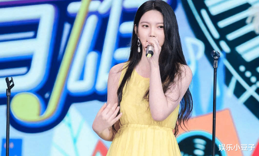 『快乐大本营』《快本》多让人失望？节目请来“淡黄的长裙”，网友：全程尴尬！