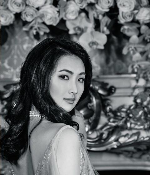 任正非女儿姚安娜晒22岁庆生照,满身珠宝抢眼,意外暴露百亿豪宅