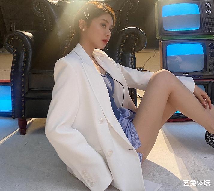 『美娜』与富二代旧情复燃？NBA女主播美娜晒豪车，双腿受伤引热议