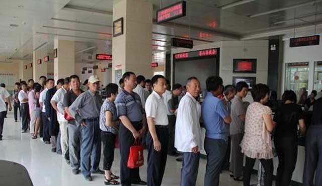 银保监会|大量老人涌进银行取钱，宁愿损失利息！这是为何？银保监会表态了