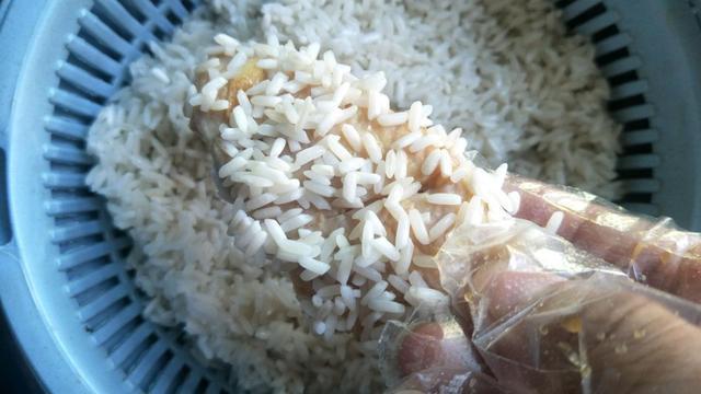 「鸡翅」家中没有面包糠怎么做鸡翅？可以用糯米试一下哦，味道更棒