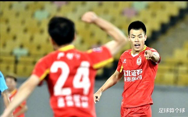 谢晖|4-0！32岁前国脚踢疯了！连续两场帽子戏法！谢晖一脸懵逼