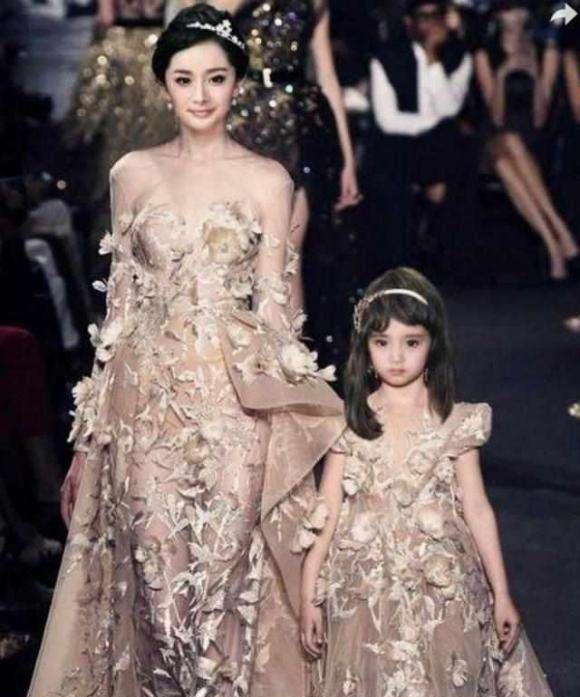 杨幂|看完杨幂和刘恺威女儿，再看李小璐和贾乃亮女儿，基因真的很重要
