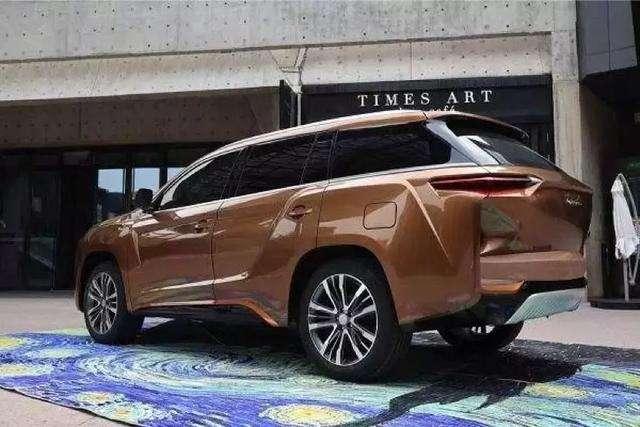 「」李嘉诚造的汽车亮相！斥资51亿打造，全车土豪金！续航500公里！