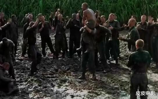 央视:就在2天前,央视再次重播这部硬汉片,它的意义不仅是振奋人心