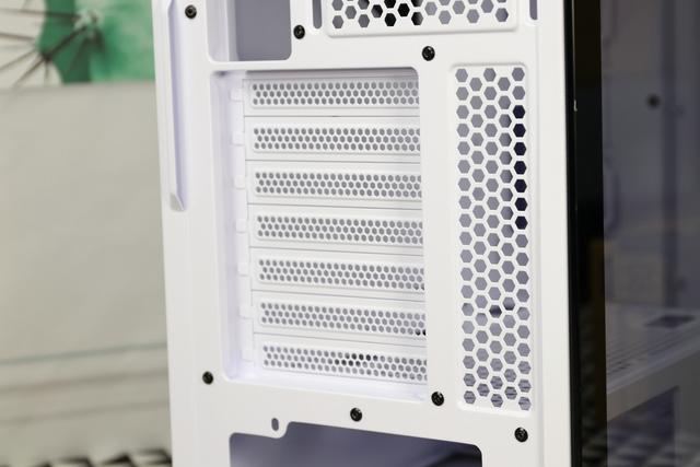 固态硬盘|随心配简单装,先马易大师上手开箱体验