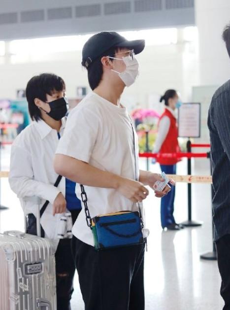 奔跑吧兄弟|跑男成员机场穿搭：郑恺朴实，鹿晗时尚宠儿，看到杨颖：不要放电