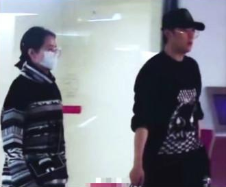 张靓颖|被冯珂当15年赚钱工具，如今张靓颖的“报复”堪称教科书级别