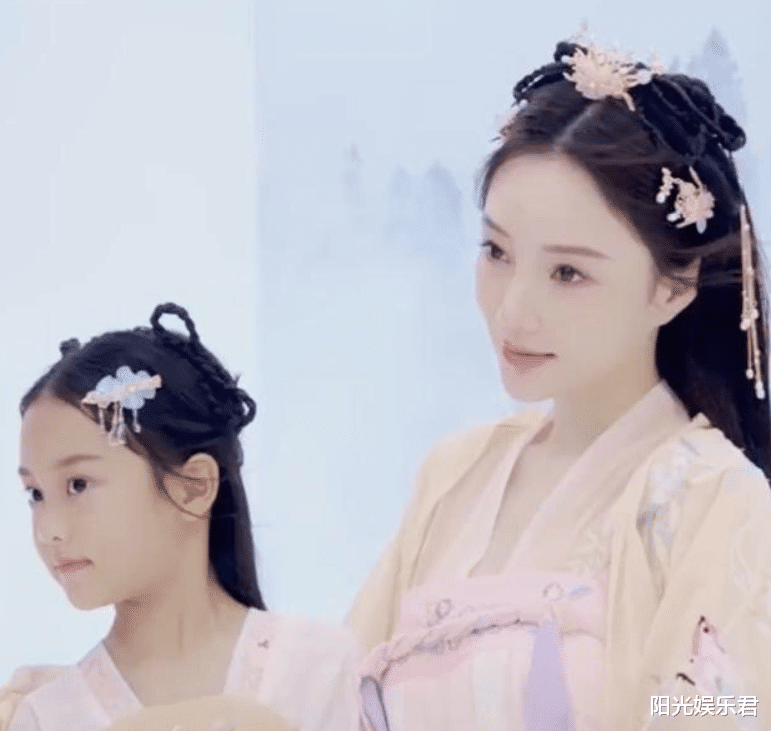 李小璐|李小璐中秋和甜馨拍写真，我却关注贾乃亮的近况，两人差别有点大