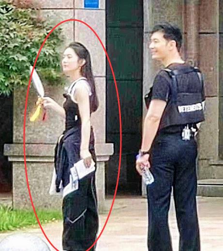 赵丽颖|赵丽颖穿黑色背心引热议，看到路人镜头下的生图，终于相信她32岁了