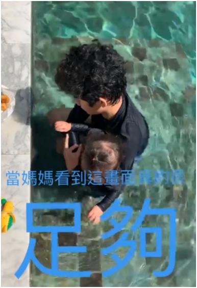 「张柏芝」谢霆锋长子抱着1岁弟弟玩水，却意外曝光正脸，轮廓太像张柏芝