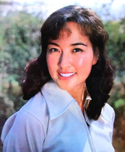 刘晓庆|1987年, 陈国军把刘晓庆背到山上逼她上吊, 刘晓庆跪地大哭: 我错了!