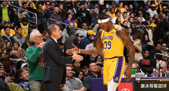 德怀特·霍华德▲疯狂！5笔签约达成，火箭官方好消息，湖人成最大赢家，霍华德新情况