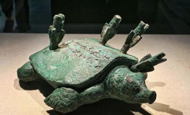 |老人河边钓鱼竟钓到“乌龟”，背上刻满了文字，专家：价值连城