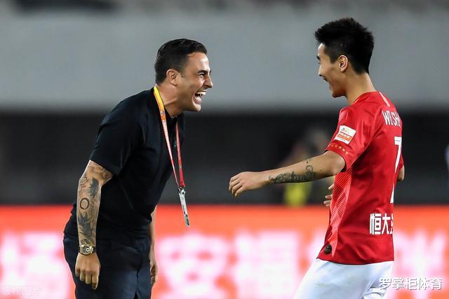 韦世豪|场上师徒场下兄弟！卡纳瓦罗坐“专车”，韦世豪变身“苦力司机”