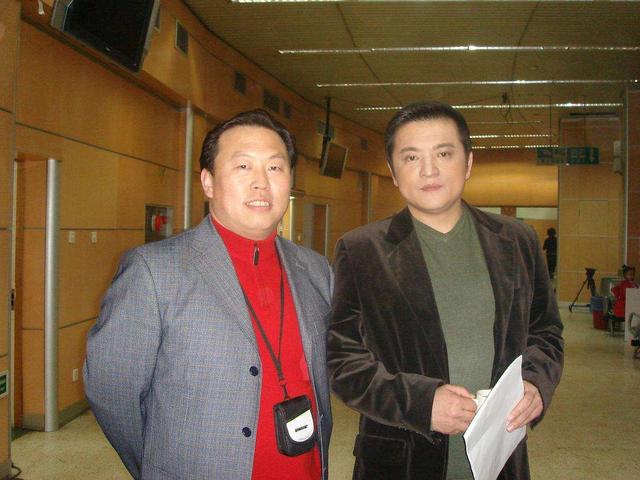 「赵屹鸥」他曾是中国飞行员，退伍后成央视主持人，如今娇妻相伴生活幸福