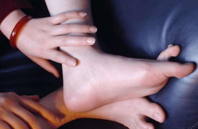 肝脏@脚上出现这3种“怪象”，或是肝脏早已“伤透了”的信号，早发现早治疗