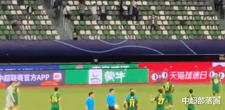 上海上港|中超再现罕见1幕：上港前锋怒气冲冲跑过去，主裁判害怕退了几步