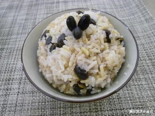 营养膳食■每天早上喝一碗黑豆水，稳定血压、润肠通便，小肚子也会慢慢消失