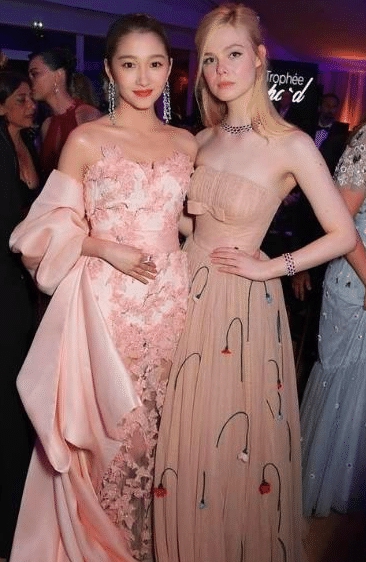 「关晓彤」?关晓彤与好莱坞第一小仙女同框比美，一个姿势被指像孕妇