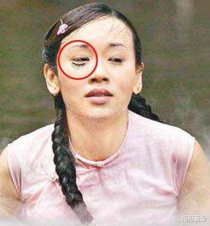 戚薇@世上“最尴尬”的明星合影,看到照片,网友:戚薇摸你哪呢?