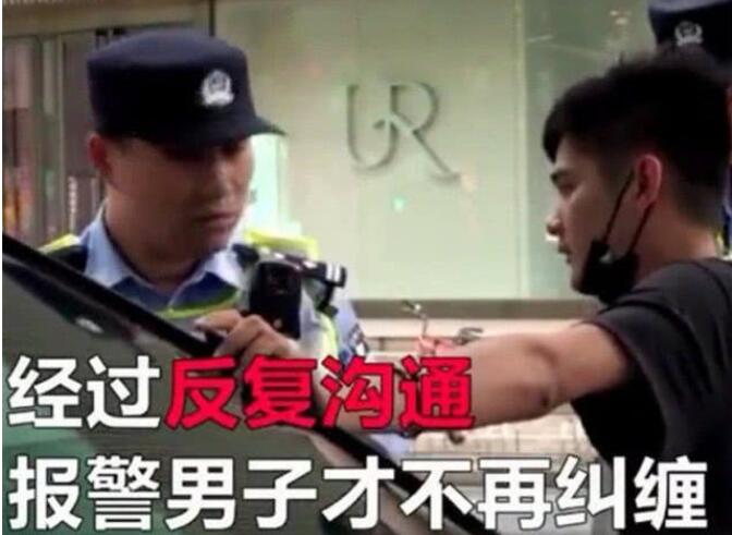 保时捷|保时捷违章停车，被交警贴罚单，车主：先赔车膜钱，罚款我认了