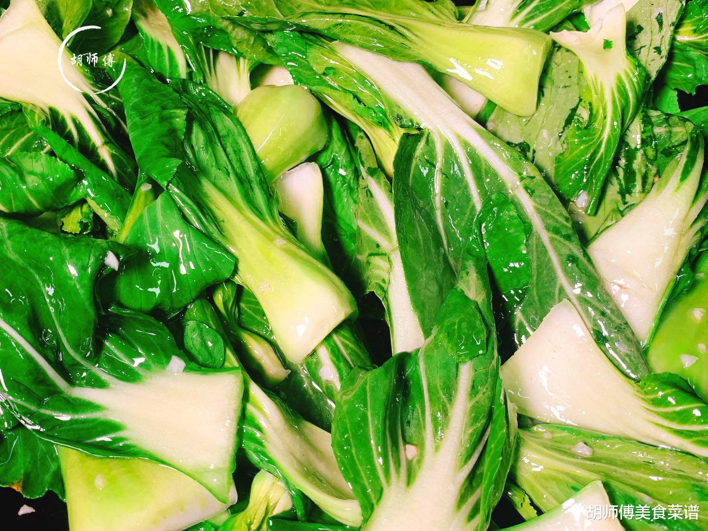「上海市」炒青菜时,最忌直接下锅炒!牢记这3个诀窍,保证青菜翠绿不发黑