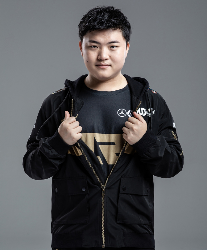 Uzi▲太牌面！LOL官方公开吹捧uzi，他是永远滴神。网友：这波暗示看懂了！