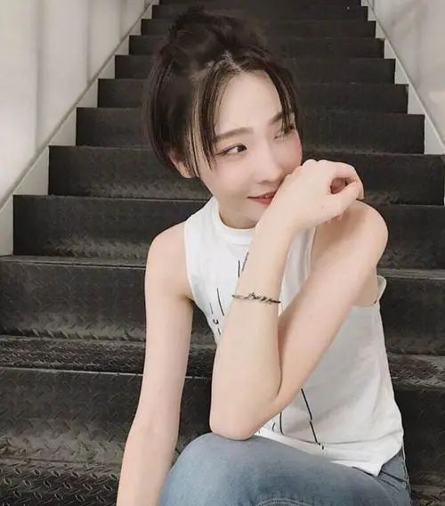 电影|高晓松前妻近照,32岁颜值不输明星,离婚近7年独自抚养女儿