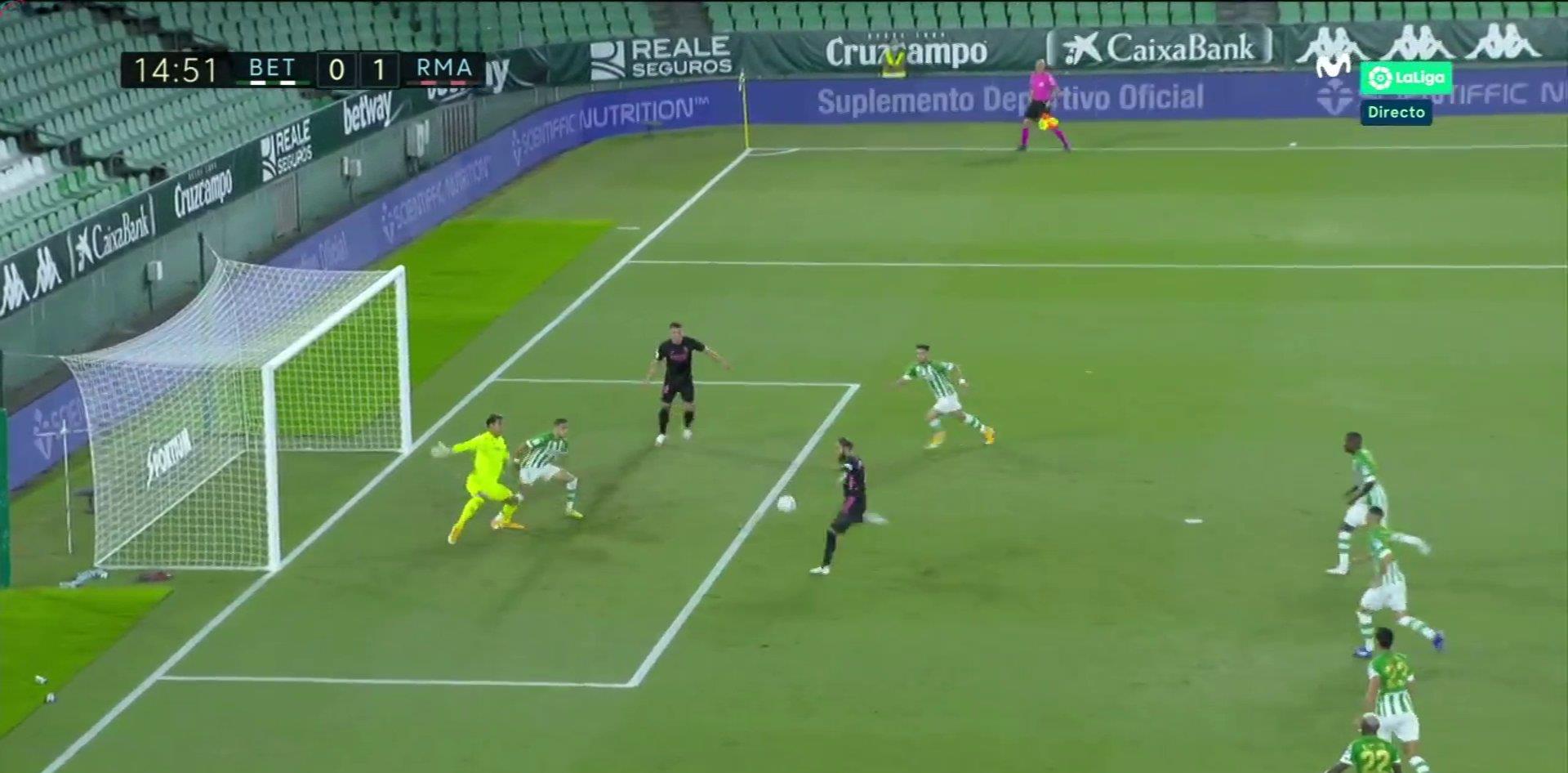 皇家马德里|1-2！皇马巨星门前5米踢飞：20分钟后连丢2球 瞬间陷入绝境