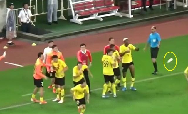 『广州恒大』惊险!亚冠罕见1幕:被偷袭后,恒大球员集体扔掉水瓶,狂奔回防