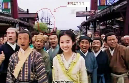 「穿帮镜头」笑到胃疼的穿帮镜头：杨幂光头照过分了，谁注意刘亦菲身后是啥？