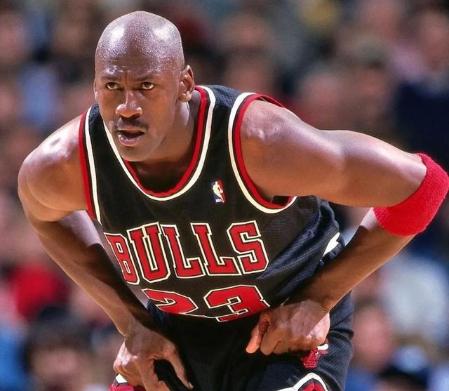【迈克尔·乔丹】不愧是“篮球之神”,乔丹再一次挽救NBA,即便是詹姆斯也要甘拜下风