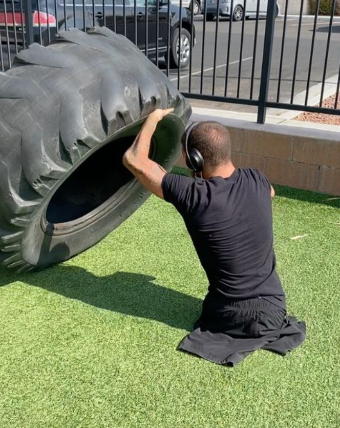 摔角|四肢只剩一只手却比你还壮，他健身、摔角、扮僵尸活出精彩人生！