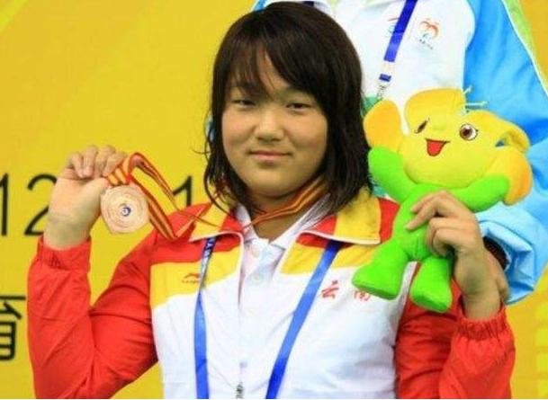 []12年过去了，当年的“篮球女孩”，活出了众人佩服的模样