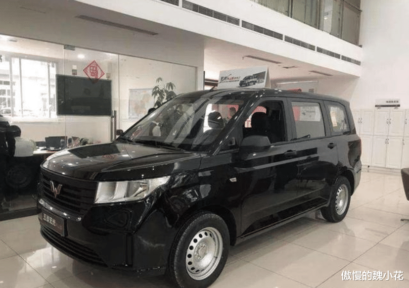 五菱宏光|实拍“五菱宏光Plus”黑骑士版，内饰终于学聪明了，符合国六标准！