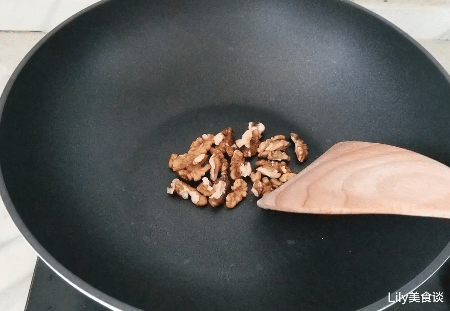 红糖|冬季，这黑色食物要常吃，每天吃一勺最养人，多做点囤起来冬天吃