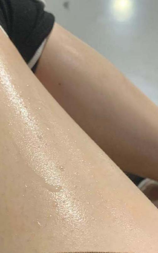 周洁琼|周洁琼晒“流汗照”,摘下面具看清颜值那一刻,场面一度心脏暴击
