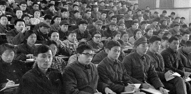 #人民日报#43年前,高考第一位女状元,语文差1分到100,后来过得怎么样?