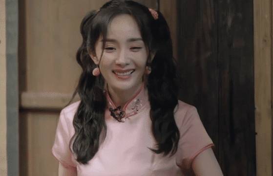 杨幂|杨幂“旗袍照”被疯传，看清她脚上配的鞋子，也不嫌脚臭？