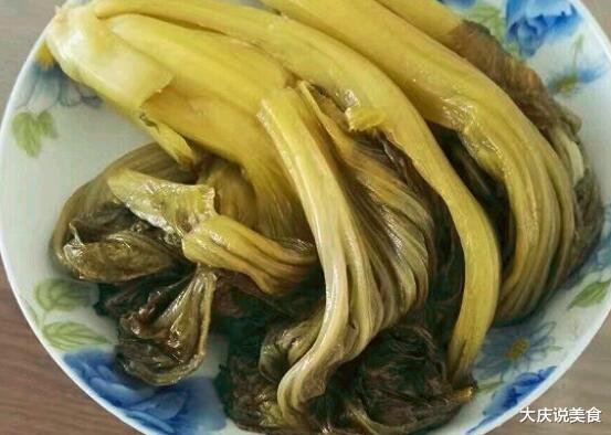 大白菜|腌酸菜时,只放盐是外行,学会这个土方法,两天就能吃,半年不坏